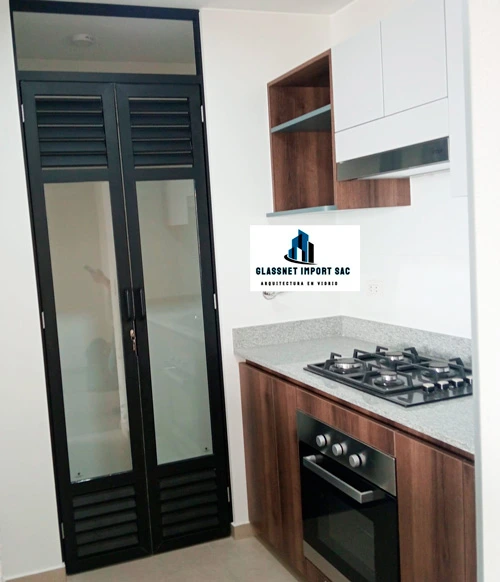 mamparas de vidrio templado con marco negro de aluminio