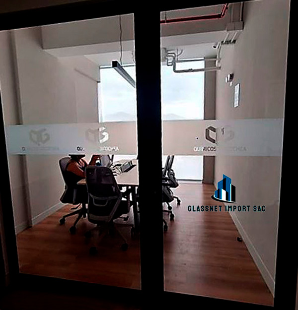 mamparas de vidrio pavonado con logo personalizado del empresa